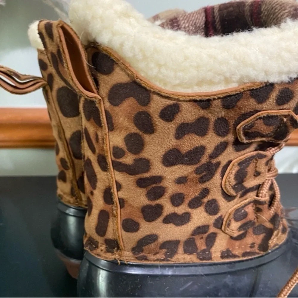 Jessica‎ Carlyle Duck Boots Big Girl Size 2 Color Black  Leopard Print￼